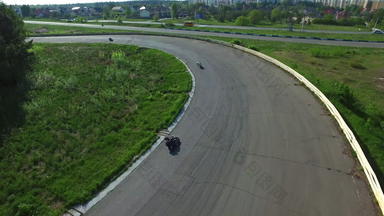 骑<strong>摩托</strong>车的人骑赛车跟踪空中视图<strong>摩托比赛</strong>赛车跟踪